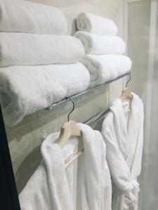un montón de toallas en un estante en un baño en Ostafyevo Complex, en Shcherbinka