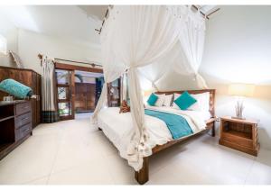 Ein Bett oder Betten in einem Zimmer der Unterkunft Tír na nÓg Beachfront Resort