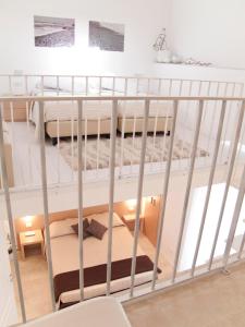 Habitación con 2 literas y escalera. en Le Stanze Del Sole en Ragusa