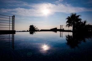 een zwembad van water met de zon in de lucht bij Villa Irene - Dream Seaview - by Holiday Rentals Villamar in Benitachell