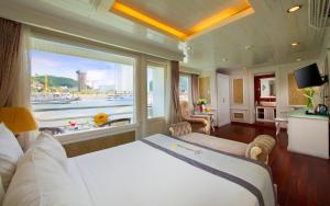 Postel nebo postele na pokoji v ubytování Signature Halong Cruise