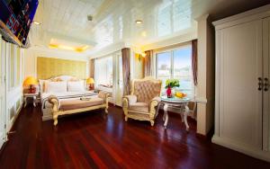 Postel nebo postele na pokoji v ubytování Signature Halong Cruise