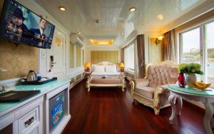 TV a/nebo společenská místnost v ubytování Signature Halong Cruise