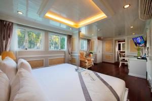 Postel nebo postele na pokoji v ubytování Signature Halong Cruise