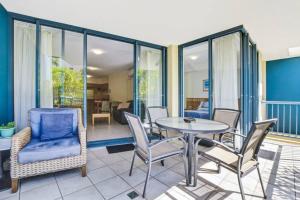 玛志洛1 Bedroom - Private Managed Seaforth Resort - Pool and Beach - Alex的带桌椅的客厅 更多7张照片
