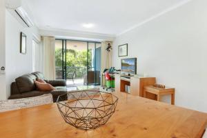 玛志洛1 Bedroom - Private Managed Seaforth Resort - Pool and Beach - Alex的带桌子和沙发的客厅