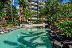 玛志洛1 Bedroom - Private Managed Seaforth Resort - Pool and Beach - Alex的度假村中央的游泳池