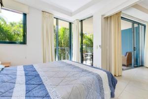 Кровать или кровати в номере 1 Bedroom - Private Managed Oaks Resort - Pool and Beach - Alex