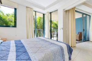 玛志洛1 Bedroom - Private Managed Seaforth Resort - Pool and Beach - Alex的一间卧室设有床和滑动玻璃门