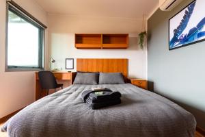 Un dormitorio con una cama con una bolsa. en Oasis Newman en Newman