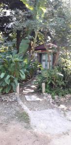 uma pequena casa no meio de um jardim em Your Home in Mae Rim em Ban Muang Pha