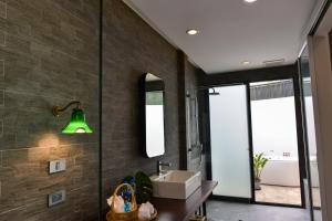 ein Bad mit einem Waschbecken und einem Spiegel in der Unterkunft Tungtong Beach Villas in Ban Khao Khwang (2)