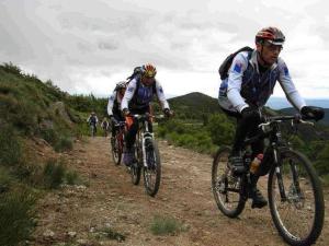 a group of people riding bikes down a dirt road at Chambre d’Hôtes Neptune Wood in Arzens