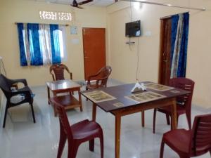 una sala riunioni con tavolo e sedie di Sunrise Home Stay a Port Blair