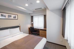 a hotel room with a bed and a desk at HOTEL MYSTAYS Kamata in Tokyo