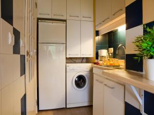 uma cozinha com um frigorífico branco e uma máquina de lavar roupa em Myplace - Lisbon Principe Real Studio em Lisboa