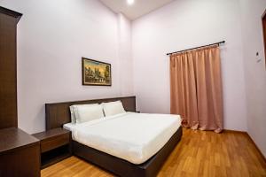 a bedroom with a bed and a window at Nova Highlands Hotel in Cameron Highlands