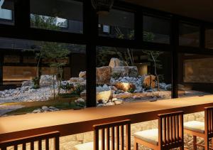 uma vista para um jardim de pedra através de uma janela em ORIENTAL HOTEL KYOTO ROKUJO em Quioto