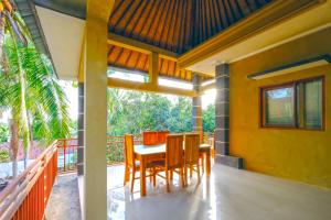 クタにあるKuta Circle Homestayのダイニングルーム(テーブル、椅子付)
