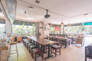 een eetkamer met tafels en stoelen in een restaurant bij RedDoorz @ H. Agus Salim Street in Pontianak