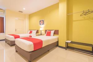 Tempat tidur dalam kamar di RedDoorz @ H. Agus Salim Street