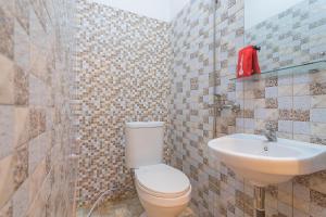 Koupelna v ubytování RedDoorz at H Agus Salim Street Pontianak + 27 fotografií