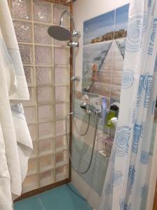 łazienka z prysznicem i obrazem na ścianie w obiekcie Eko Zagroda Bocianie Gniazdo w mieście Mikołajki