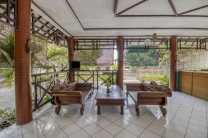 patio con mesa, sillas y TV en RedDoorz @ Sagan Jogja 2 en Yogyakarta
