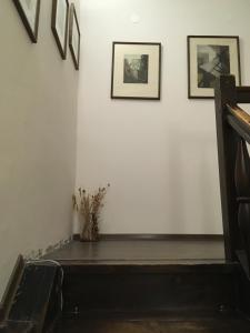 een bankje in een kamer met drie foto's aan de muur bij Apartments Otašević in Kranjska Gora