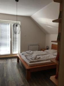 クランスカ・ゴーラにあるApartments Otaševićのベッドと大きな窓のある寝室
