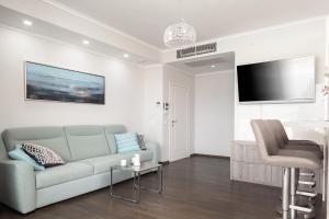 salon z kanapą i krzesłem w obiekcie Deluxe Apartments Vila Carissa w mieście Malinska +19 zdjęć