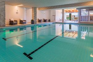 Bazén v ubytování Hartungs Hoteldorf nebo v jeho okolí