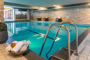 Bazén v ubytování Hartungs Hoteldorf nebo v jeho okolí