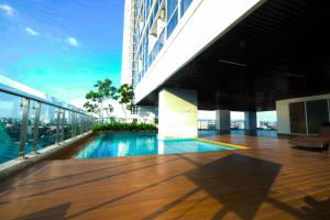una piscina en la azotea de un edificio en Wonderful 2BR at Menteng Park Apartment By Travelio, en Yakarta