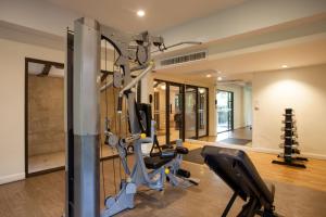 Fitness centrum a/nebo fitness zařízení v ubytování Deevana Patong Resort & Spa