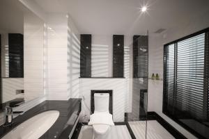 The Wing Boutique Hotel tesisinde bir banyo