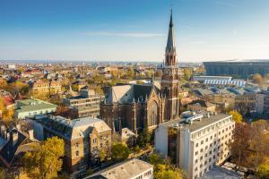 una vista aérea de una ciudad con una iglesia en Dominik Panzió, en Budapest