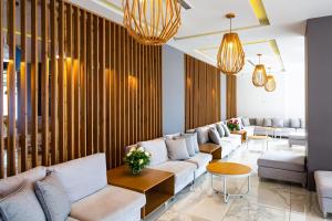 - un salon avec des canapés blancs et des tables dans l'établissement Atali Grand Resort, à Balíon