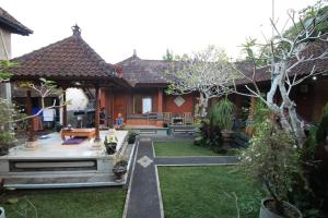 a backyard of a house with a garden at Duana's Homestay in Ubud