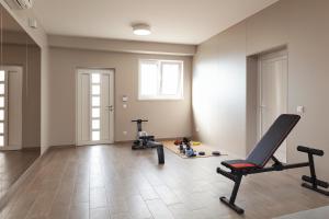 pusty pokój z dwoma urządzeniami do ćwiczeń w obiekcie Deluxe Apartments Vila Carissa w mieście Malinska