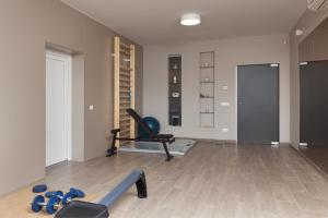 siłownia z bieżnią i krzesłem w pokoju w obiekcie Deluxe Apartments Vila Carissa w mieście Malinska
