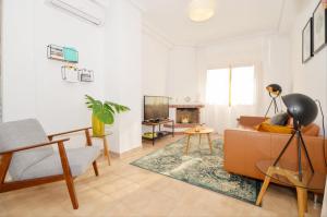 salon z kanapą i telewizorem w obiekcie Punta Prima Pleasure with private parking in a gated community close to the beach w mieście Torrevieja