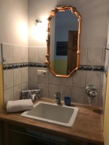 bagno con lavandino bianco e specchio di Villa Möwenstein a Timmendorfer Strand