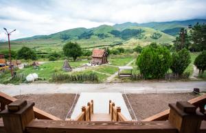 vistas al jardín con montañas de fondo en Tezh Ler Resort, en Shahumyan