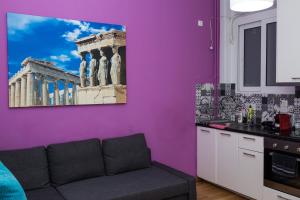 雅典的住宿－Voula's Apartment，客厅配有带长沙发的紫色墙壁