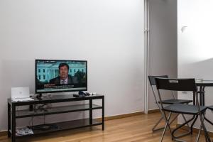 Et tv og/eller underholdning på Voula's Apartment