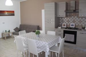 een keuken en eetkamer met een tafel en stoelen bij AFFITTACAMERE LA TRAVERSA in San Cataldo