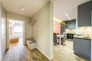 Kuchyňa alebo kuchynka v ubytovaní Apartament Rakowicka 14 Deluxe Old Town WAWELOFTS