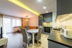 Kuchyňa alebo kuchynka v ubytovaní Apartament Rakowicka 14 Deluxe Old Town WAWELOFTS