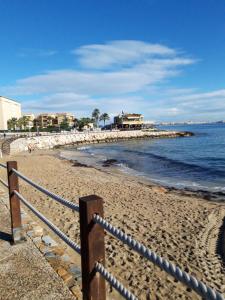 płot na piaszczystej plaży w pobliżu oceanu w obiekcie Punta Prima Pleasure with private parking in a gated community close to the beach w mieście Torrevieja